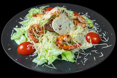 Салат Цезарь с креветками