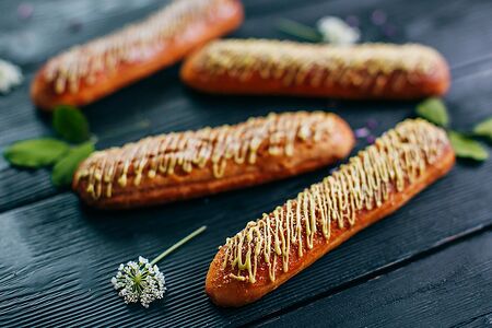 Эклер карамельный