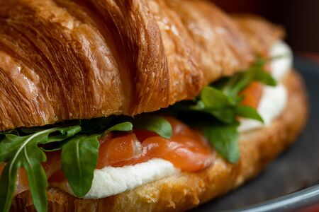 Круассан с лососем