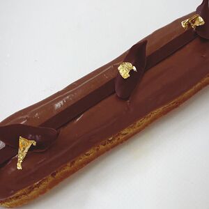 Эклер шоколадный