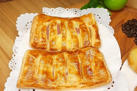 Слойка с ветчиной и сыром