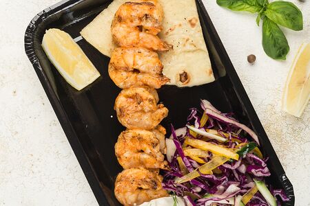 Сувлаки с тигровой креветкой и салатом