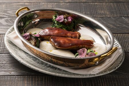 Утка аписус с баклажаном и финиками