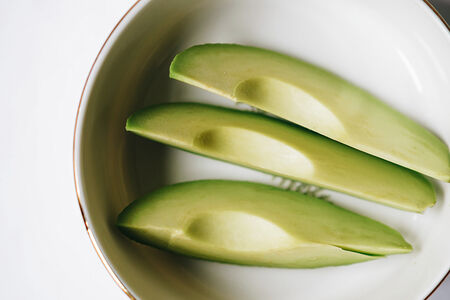 Ломтики авокадо