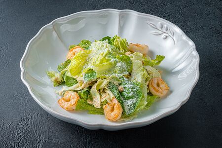 Салат Цезарь с тигровыми креветками