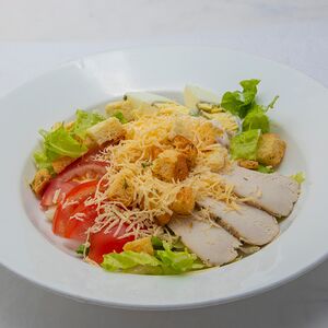 Салат Цезарь с куриной грудкой