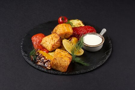 Лосось с овощами в фирменном соусе