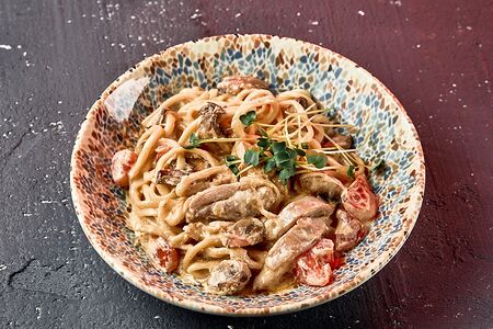 Лагман с курицей и грибами в соусе дорблю