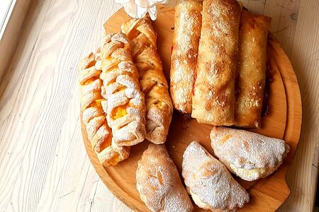 Набор 3 сочника, 3 вишневых штруделя, 3 апельсиновых штруделя