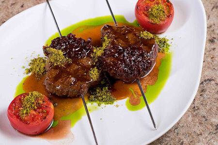 Говяжья вырезка, карамелизованный лук, фисташки