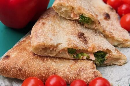 Кальцоне с нежным лососем