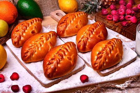 Пирожок с малиной большой