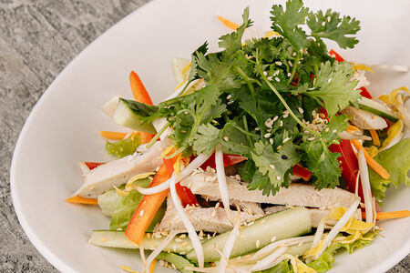 Салат с курицей и овощами