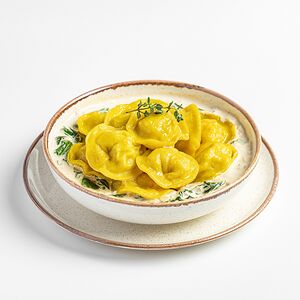 Пельмени из индейки со шпинатным соусом