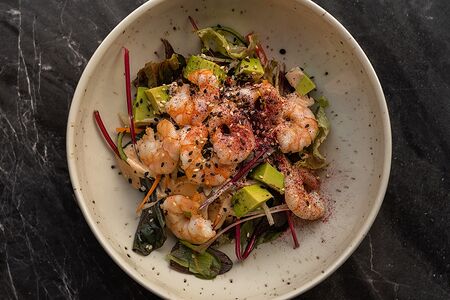 Салат с жареными креветками и авокадо