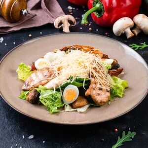 Салат с курицей и соусом Цезарь
