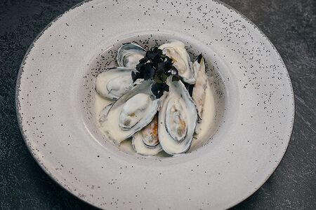 Мидии в сливочном соусе с гренками