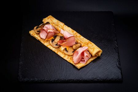 Блин с ветчиной и грибами