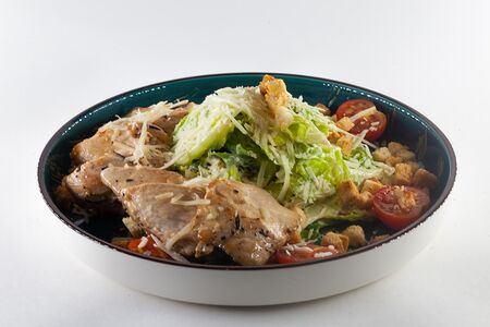 Салат с куриным филе и соусом цезарь