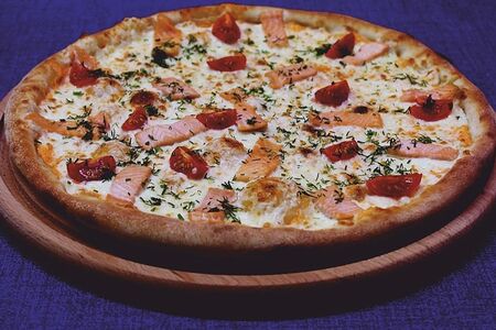 Пицца с лососем