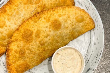 Хуушур с мясом и соусом