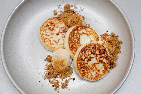 Сырники с муссом крем-брюле и лимонным соусом