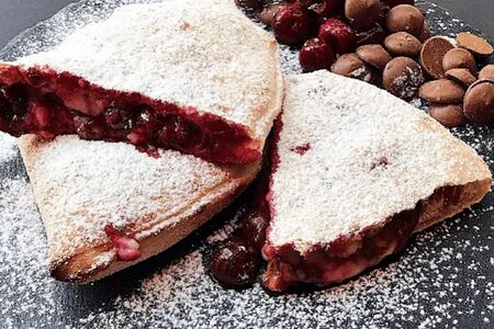 Кальцоне с вишней и шоколадом 