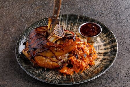 Запеченная свиная рулька с мюнхенской капустой