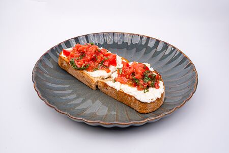 Брускетта с томатами и страчателлой