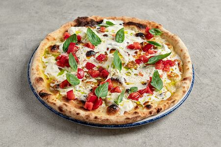 Страчателла, томаты, базилик