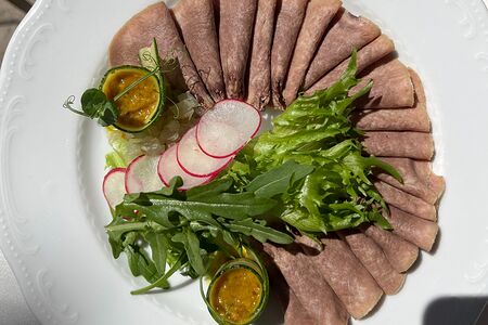 Телячий язык с миксом салатов и горчично-ореховым соусом