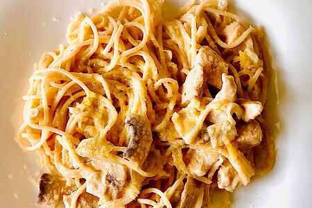 Паста с курицей и грибами