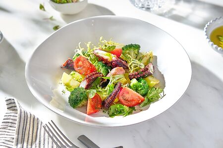 Салат из осьминога с картофелем и овощами