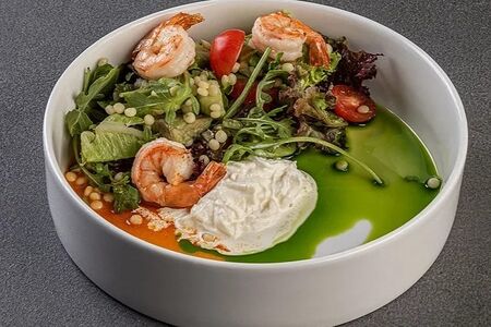 Салат с креветками, страчателлой и птитимом