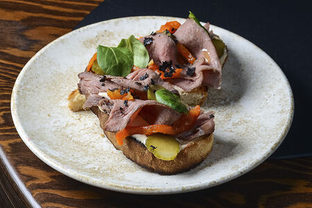 Брускетта с ростбифом из говядины