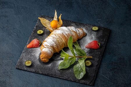 Круассан с ванильной начинкой