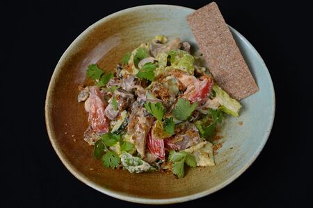 Салат с говяжьим языком и хрустящим луком