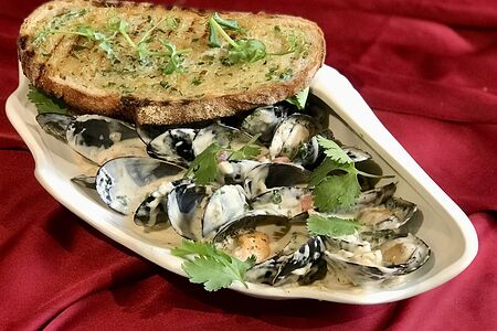 Голубые мидии в соусе блю чиз