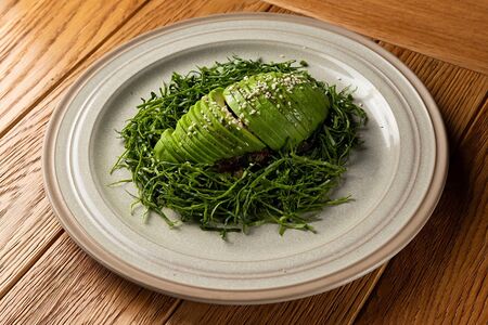 Салат с копчёным угрём и авокадо в гнезде из шпината