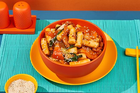 Токпокки со свининой и овощами в кисло-сладком соусе