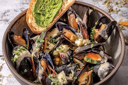 Мидии в сырном соусе дорблю