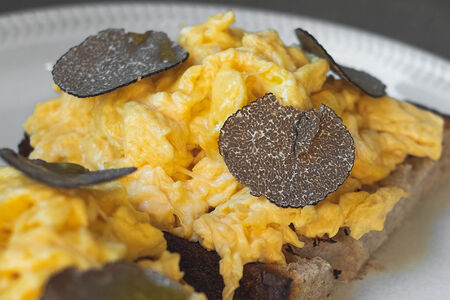 Скрембл с тостом и трюфелем