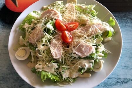 Салат Цезарь с копченой курицей