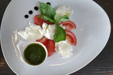 Помидоры с сыром моцарелла