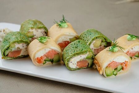 Семга малосольная с пшеничными блинами