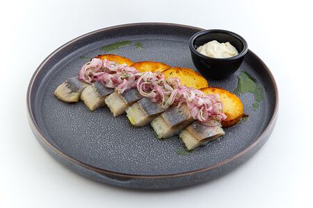 Сельдь с печеным картофелем и маринованным луком