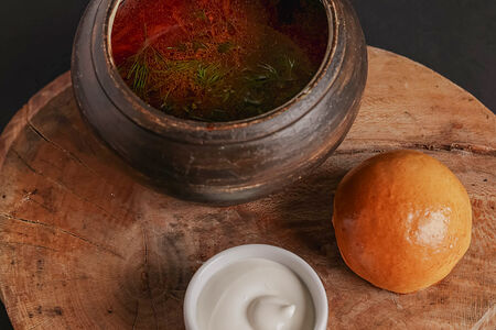 Борщ с фермерской уткой, пирожком с языком телёнка и сметаной