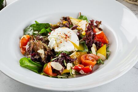 Салат с форелью слабой соли и яйцом пашот