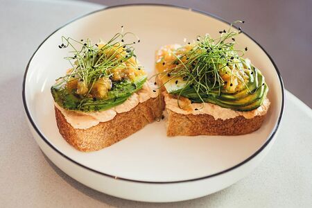 Брускетта с двумя видами лосося и авокадо