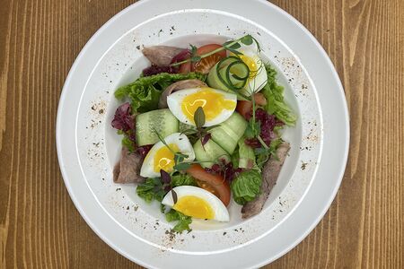 Салат с говяжьим языком и яйцом по-домашнему